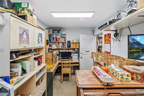 6070 Oldfield Rd, Saanich, BC 