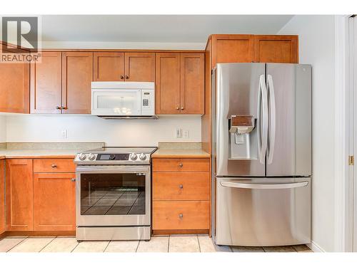 1420 Bentien Road, Kelowna, BC - Indoor Photo Showing Kitchen