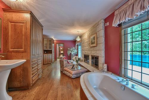 Chambre à coucher principale - 7 Place De Briey, Lorraine, QC - Indoor Photo Showing Bathroom With Fireplace