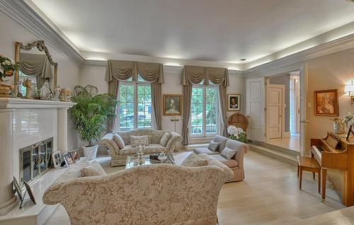 Salon - 7 Place De Briey, Lorraine, QC - Indoor Photo Showing Living Room