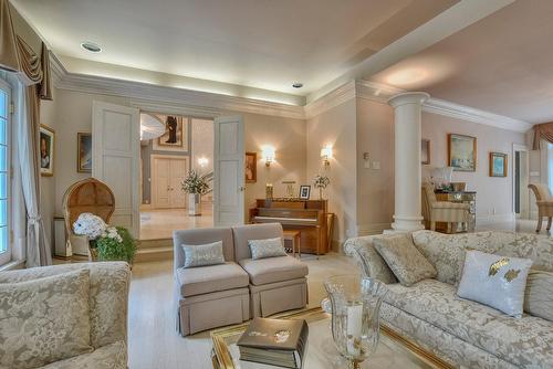 Salon - 7 Place De Briey, Lorraine, QC - Indoor Photo Showing Living Room