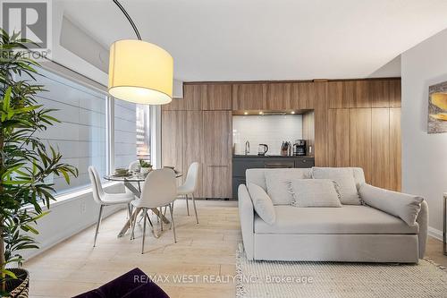 704 - 155 YORKVILLE AVENUE  Toronto, ON M5R 0B4