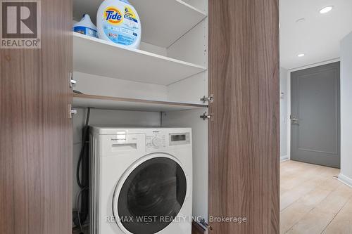 704 - 155 Yorkville Avenue, Toronto, ON - Indoor Photo Showing Laundry Room