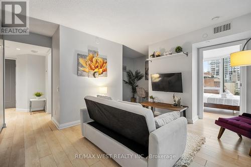 704 - 155 Yorkville Avenue, Toronto, ON - Indoor Photo Showing Living Room