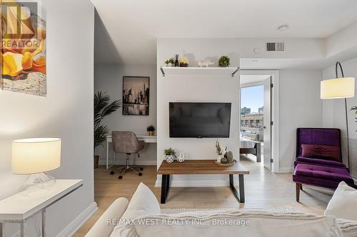 704 - 155 Yorkville Avenue, Toronto, ON - Indoor Photo Showing Living Room