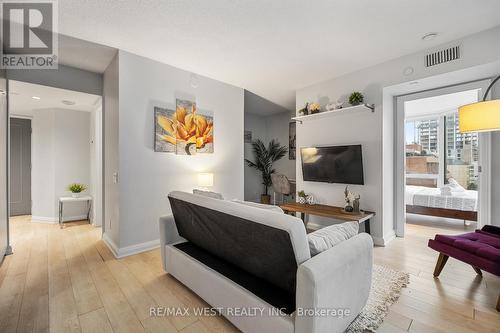 704 - 155 Yorkville Avenue, Toronto, ON - Indoor Photo Showing Living Room