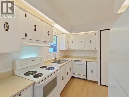 47-6271 Mcandrew Ave, Powell River, BC - Indoor Photo Showing Kitchen With Double Sink