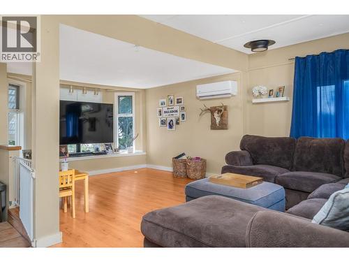 7850 Old Kamloops Road, Vernon, BC - Indoor Photo Showing Living Room