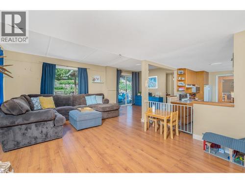 7850 Old Kamloops Road, Vernon, BC - Indoor Photo Showing Living Room