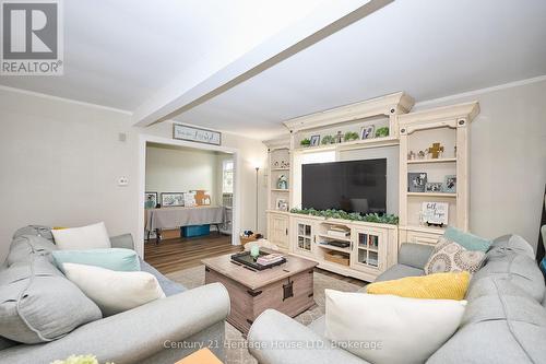 349 Bassett Avenue, Fort Erie (Lakeshore), ON - Indoor Photo Showing Living Room