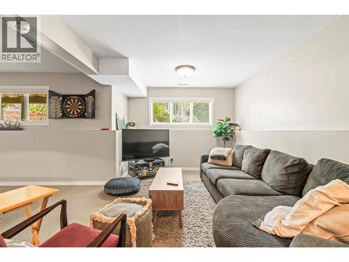 2907 Gyp Road, Falkland, BC - Indoor Photo Showing Living Room