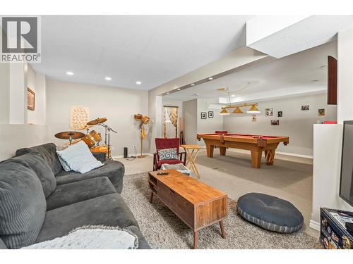 2907 Gyp Road, Falkland, BC - Indoor Photo Showing Living Room