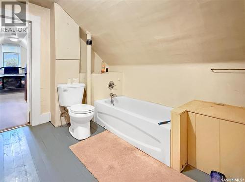 239 8Th Avenue Ne, Swift Current, SK - Indoor Photo Showing Bathroom