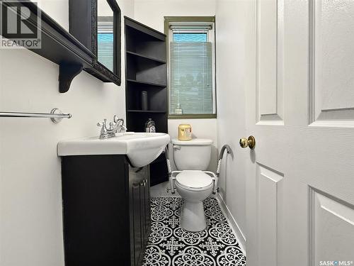 239 8Th Avenue Ne, Swift Current, SK - Indoor Photo Showing Bathroom