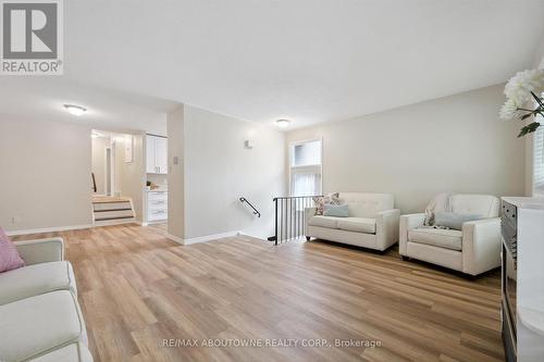 1370 Roylen Road, Oakville, ON - Indoor Photo Showing Living Room