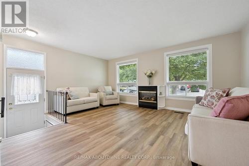 1370 Roylen Road, Oakville, ON - Indoor Photo Showing Living Room