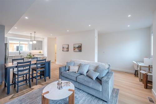 107-770 Argyle Street, Penticton, BC - Indoor Photo Showing Living Room