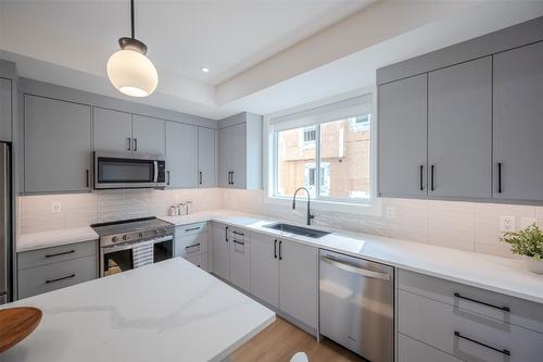 107-770 Argyle Street, Penticton, BC - Indoor Photo Showing Kitchen With Upgraded Kitchen