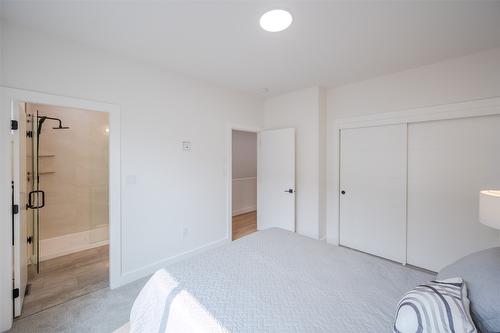 107-770 Argyle Street, Penticton, BC - Indoor Photo Showing Bedroom