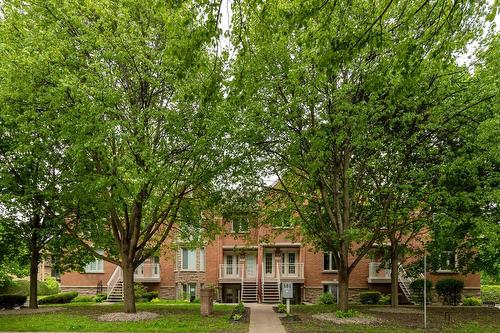 9-501 Rue des Tilleuls  Saint-Bruno-De-Montarville, QC J3V 5Y3