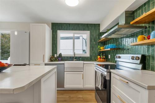 21-1985 Burtch Road, Kelowna, BC - Indoor Photo Showing Kitchen