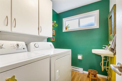 21-1985 Burtch Road, Kelowna, BC - Indoor Photo Showing Laundry Room