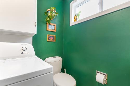 21-1985 Burtch Road, Kelowna, BC - Indoor Photo Showing Laundry Room