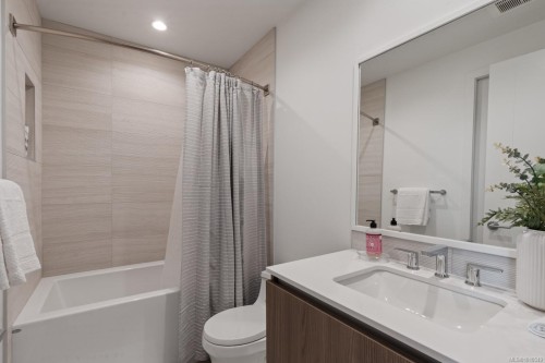 1012-2000 Hannington Rd, Langford, BC - Indoor Photo Showing Bathroom