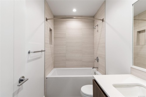 1012-2000 Hannington Rd, Langford, BC - Indoor Photo Showing Bathroom