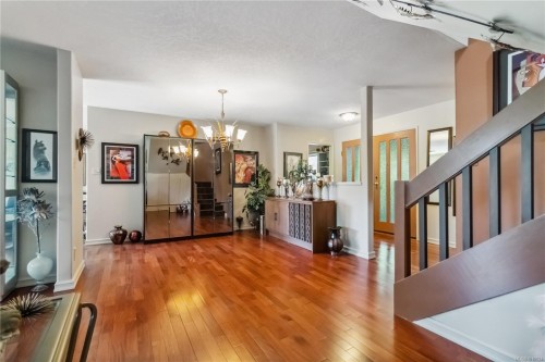 1-981 Fir Tree Glen, Saanich, BC 