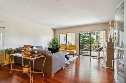 1-981 Fir Tree Glen, Saanich, BC 