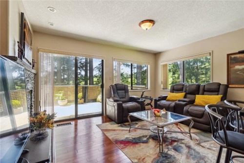 1-981 Fir Tree Glen, Saanich, BC 