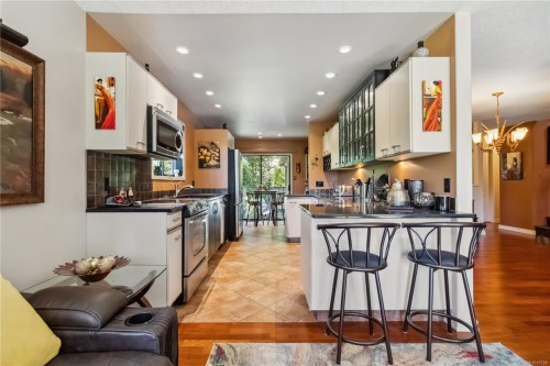 1-981 Fir Tree Glen, Saanich, BC 