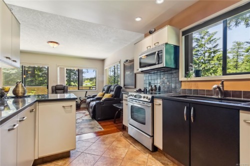 1-981 Fir Tree Glen, Saanich, BC 