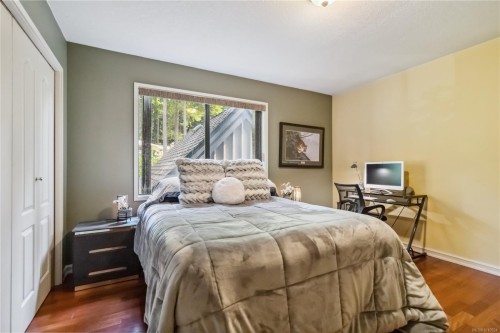 1-981 Fir Tree Glen, Saanich, BC 