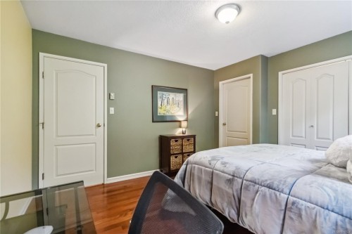 1-981 Fir Tree Glen, Saanich, BC 