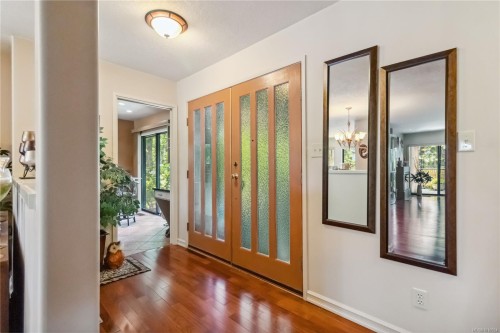 1-981 Fir Tree Glen, Saanich, BC 