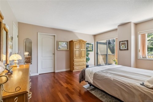 1-981 Fir Tree Glen, Saanich, BC 