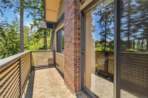 1-981 Fir Tree Glen, Saanich, BC 