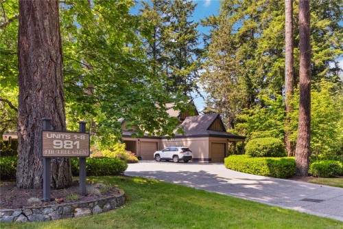 1-981 Fir Tree Glen, Saanich, BC 