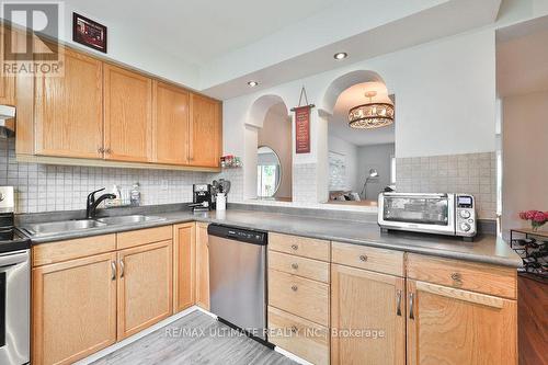 58 - 1050 Shawnmarr Road, Mississauga, ON - Indoor Photo Showing Kitchen With Double Sink