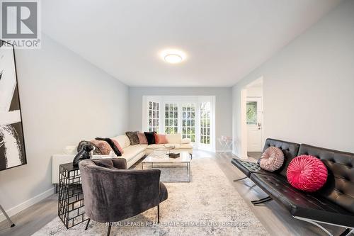 198 Romfield Circuit, Markham, ON - Indoor Photo Showing Living Room