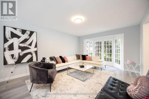 198 Romfield Circuit, Markham, ON - Indoor Photo Showing Living Room