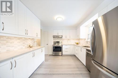 198 Romfield Circuit, Markham, ON - Indoor Photo Showing Kitchen With Upgraded Kitchen