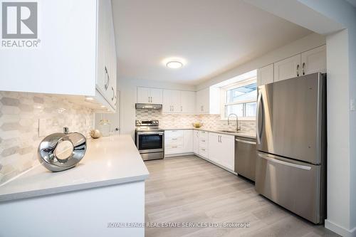 198 Romfield Circuit, Markham, ON - Indoor Photo Showing Kitchen With Upgraded Kitchen