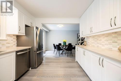 198 Romfield Circuit, Markham, ON - Indoor Photo Showing Kitchen
