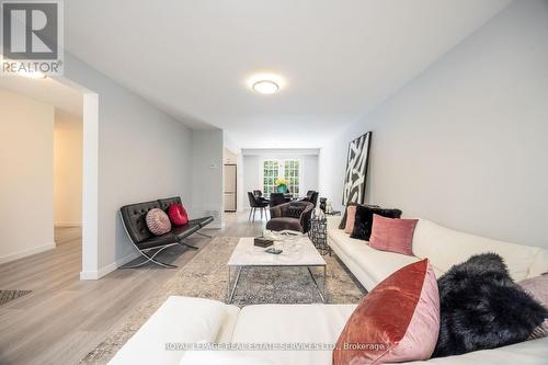 198 Romfield Circuit, Markham, ON - Indoor Photo Showing Living Room
