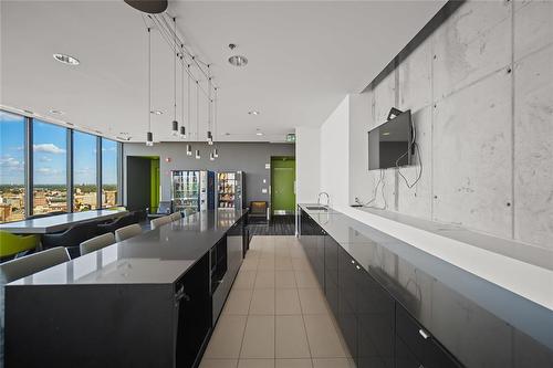 1502 311 Hargrave Street, Winnipeg, MB - Indoor