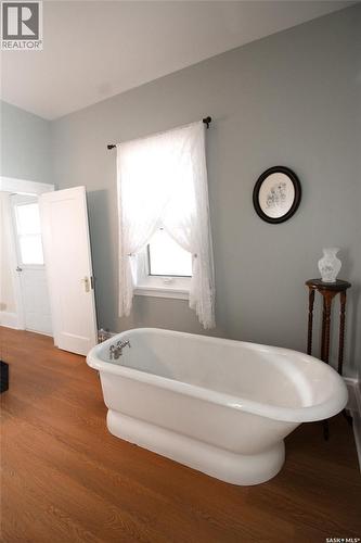 671 2Nd Street E, Shaunavon, SK - Indoor Photo Showing Bathroom