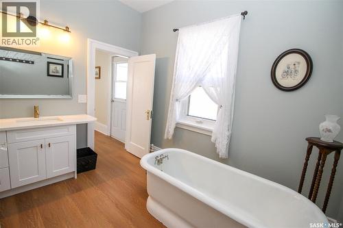 671 2Nd Street E, Shaunavon, SK - Indoor Photo Showing Bathroom
